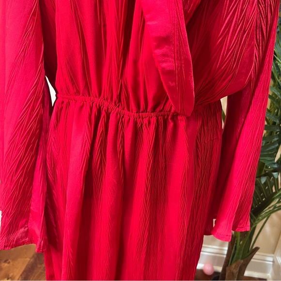 PrettyLittleThing Plus Red Deep-V Textured Wide Leg Jumpsuit 14 - Picture 8 of 15